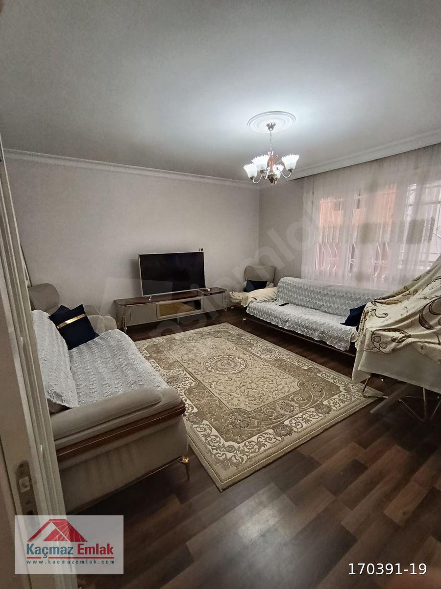 İLKEM SOKAKTA PAZAR YERİ YANI BAŞINDA 105 M² NET 1.KAT BALKONLU
