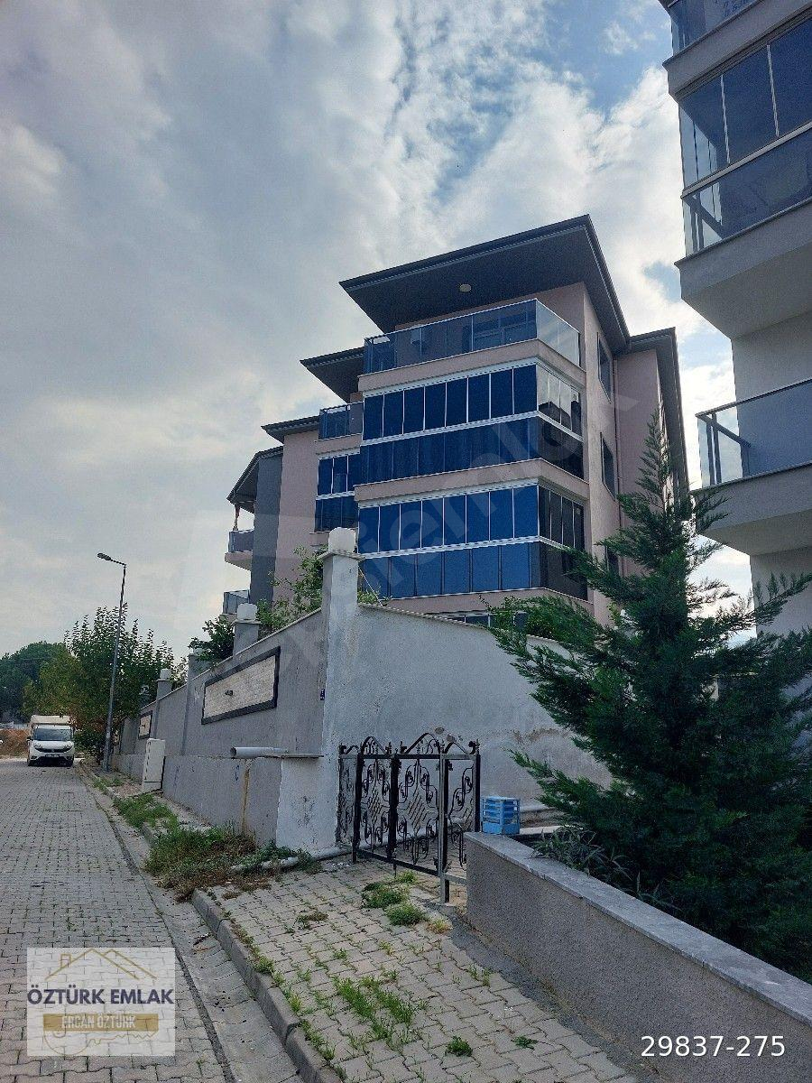 Davutlar kaplıca bölgesinde müstakil binada full eşyalı ebeveyn banyolu 2 adet balkon kapalı cam 3+1