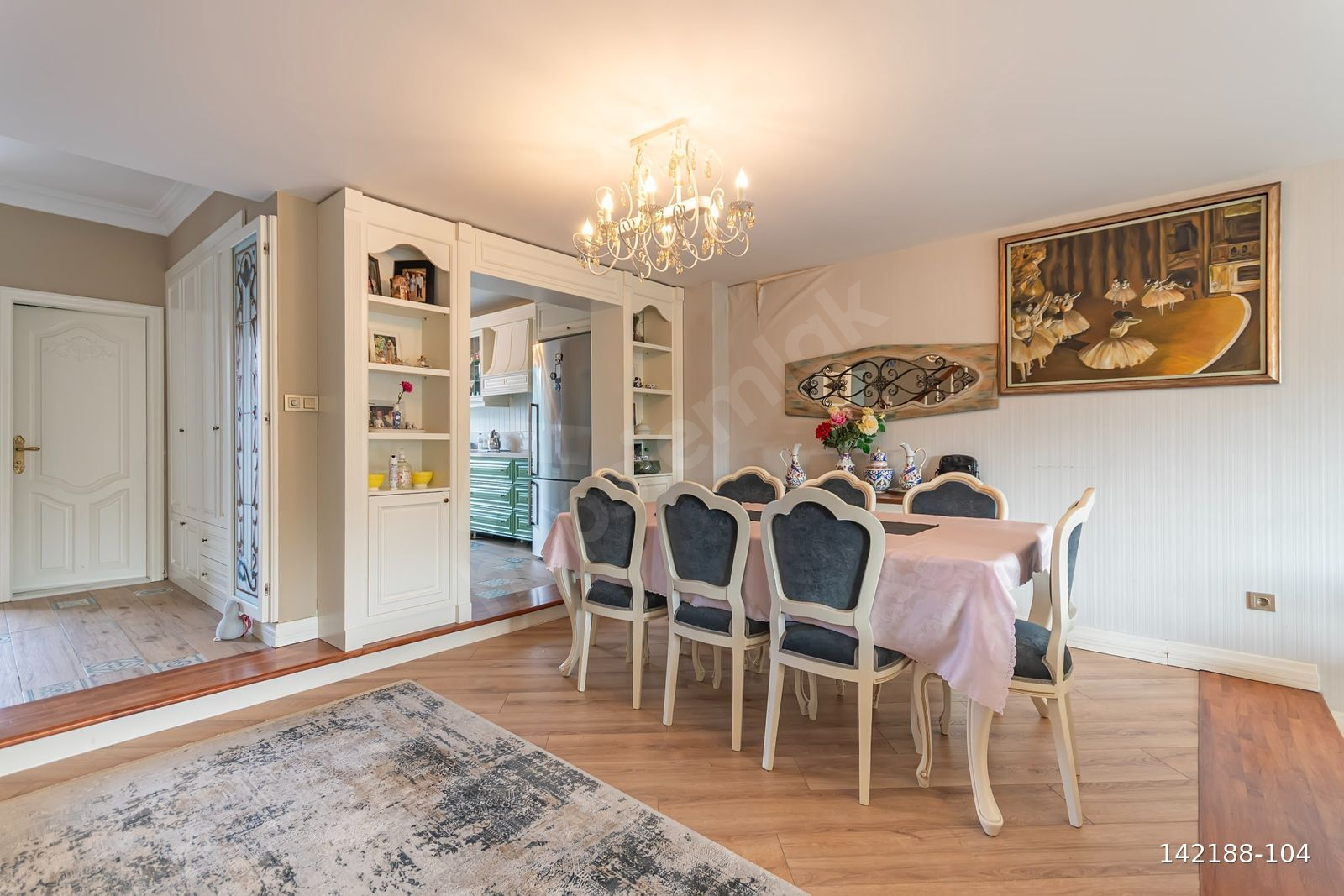 ANTALYA GÜZELOBA’da HAVUZLU GÜVENLİKLİ SİTEDE SATILIK 4+1 TRİPLEKS DAİRE