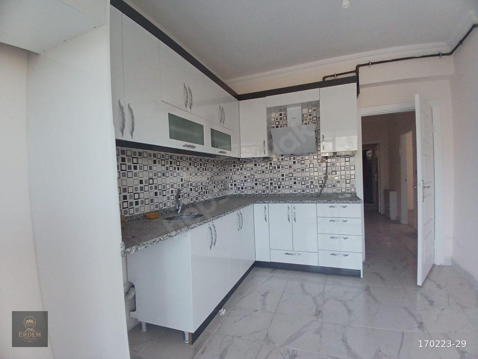 Şenyurt Mahallesi Beşevler Sitesi'nde Otoparklı 3+1 Satılık Daire