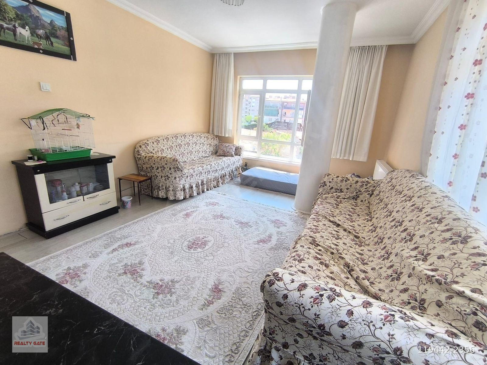 BABÜR CADDE ÜZERİNDE 2+1 SATILIK DAİRE