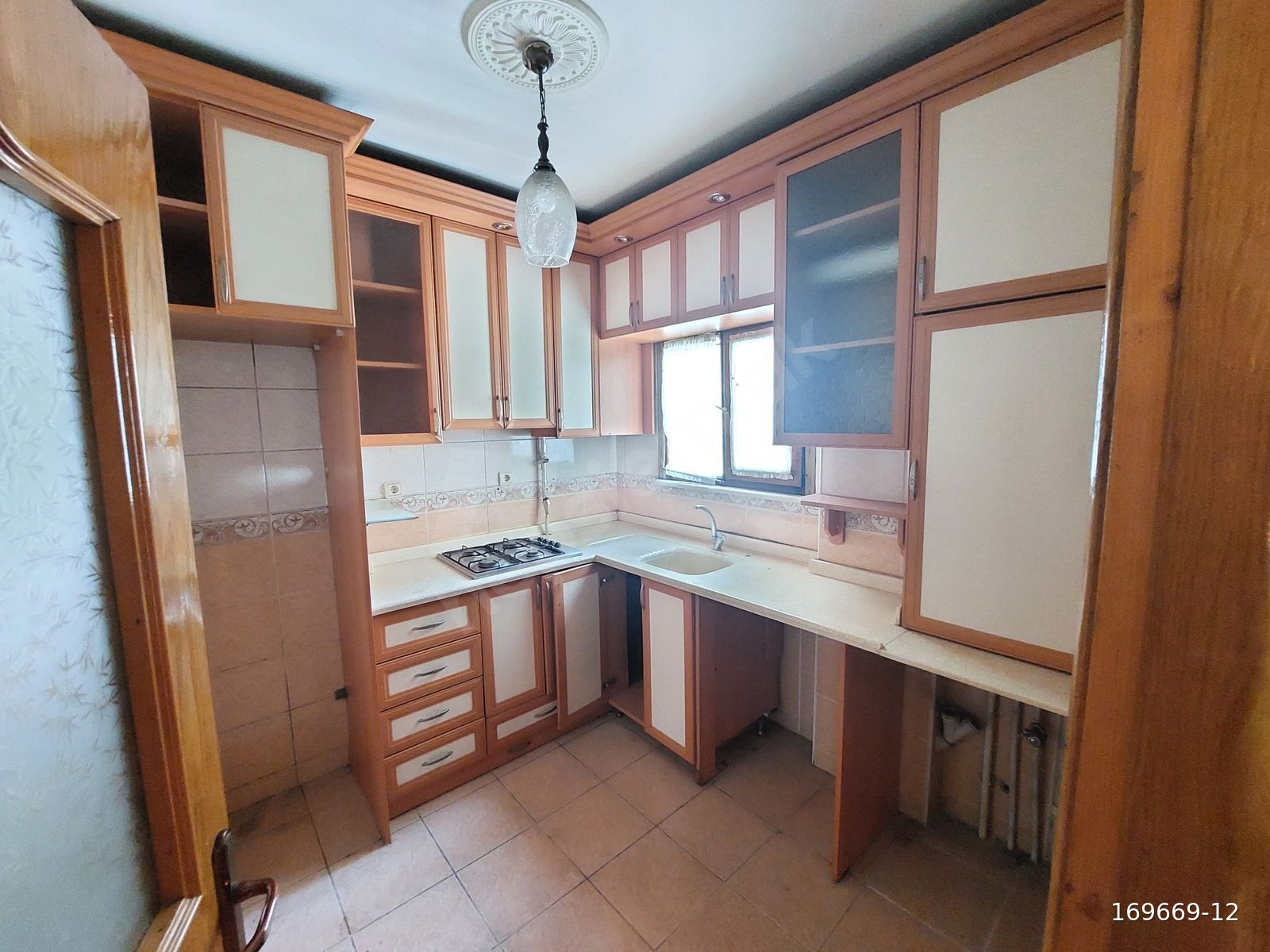 BAĞCILAR 100.YIL KIŞLA CADDESİ ÜSTÜNDE SATILIK 2+1 ARA KAT DAİRE