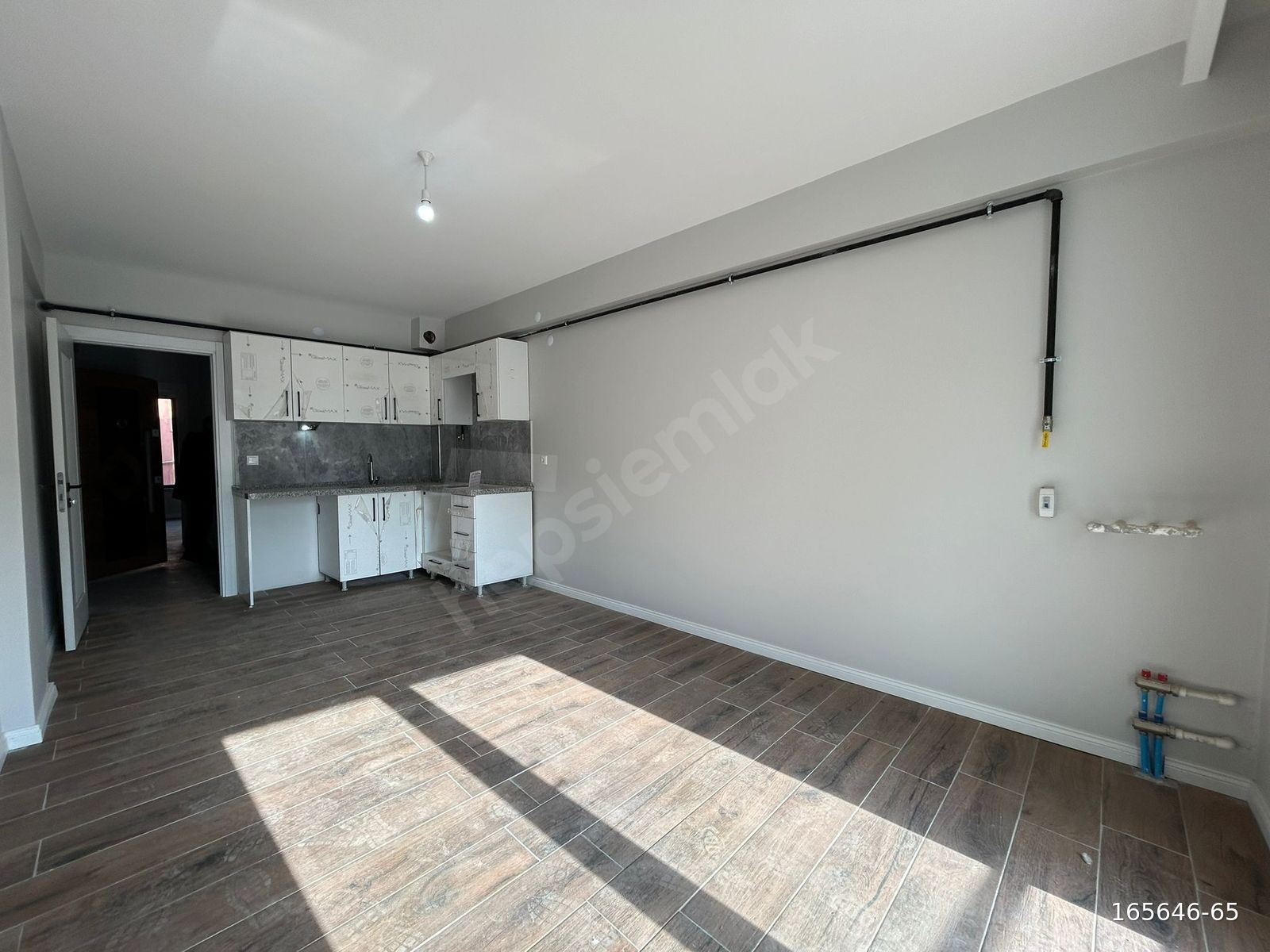 SÜTLÜCE MAH. ANADOLU ÜNİ. YAKINI BALKONLU 1+1 DAİRE