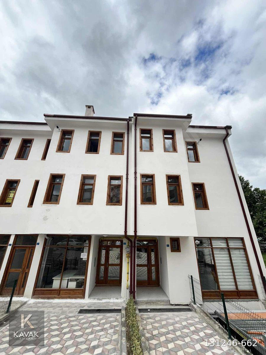 SAAT KULESİ KARŞISINDA KİRACILI EŞYALI SATILIK 1+1 DAİRE