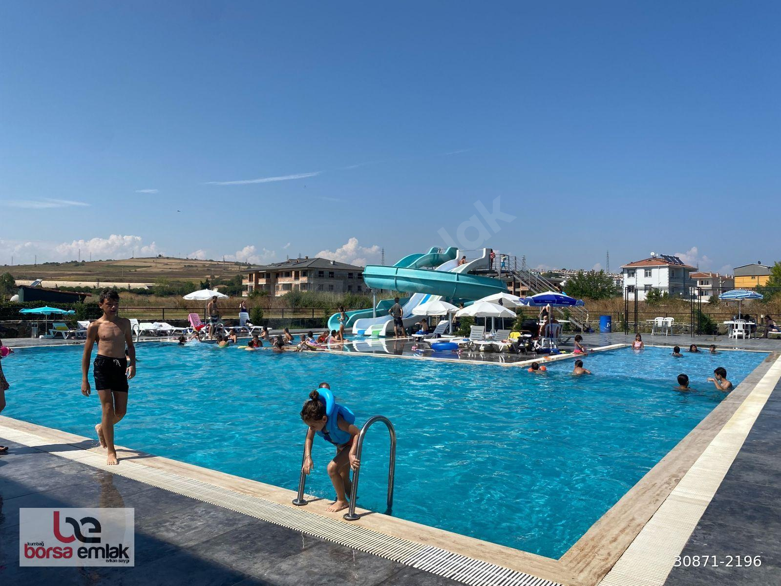 AQUAPARKLI HAVUZLU DENİZE YAKIN SİTEDE EŞYALI KİRALIK 1+1 DAİRE