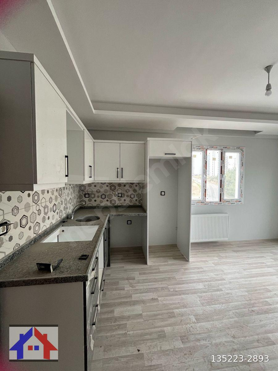 SARIÇAM GÜLTEPEDE REYYAN CADDESİ ÜZERİNDE İSKANLI 1+1!!