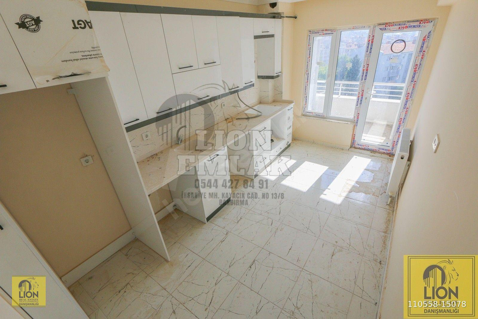 LION EMLAK'TAN İHSANİYE'DE ANA CADDE ÜZERİ BALKONLU FIRSAT SATILIK 3+1 DAİRE