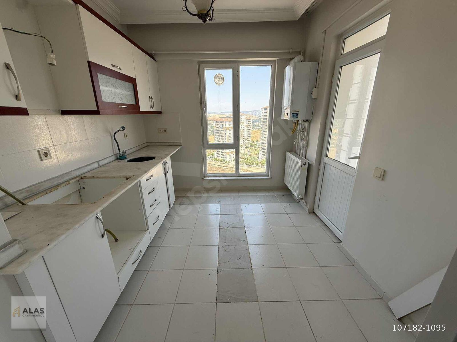 BEŞTEPE'DE ANA CADDE ÜZERİNDE BAKIMLI 2+1 KİRALIK DAİRE