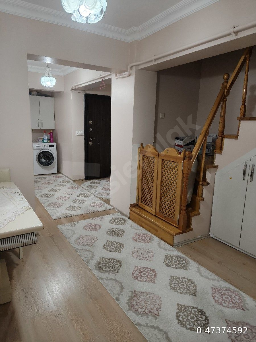 Geyve Tepecikler Mahallesinde Çarşı merkezde 5 +1 temiz Dubleks Daire