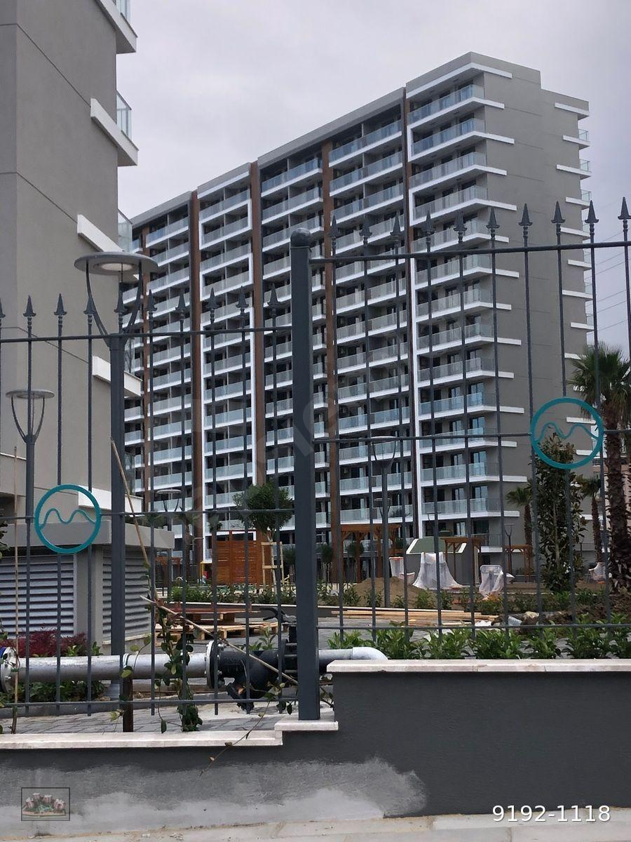 Manisa Meydan sitesinde 1+1 kiralık havuz ve AVM. Cepheli eşyalı cadde cepheli