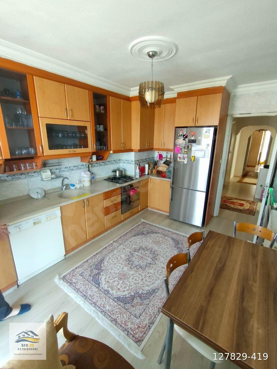 BAĞBAŞINDA CADDE ÜSTÜNDE SİTE İÇİNDE SATILIK ARAKAT 3+1 DAİRE