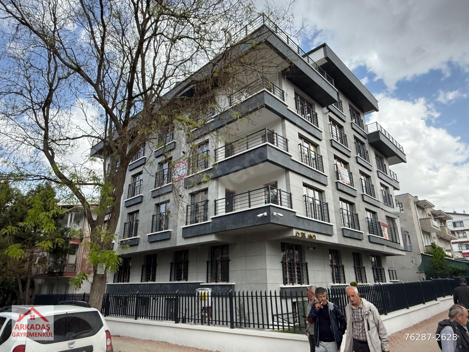 EMEKTE CADDE ÜZERİ KÖŞE BAŞI ARA KATTA 1+1 AMERİKAN MUTFAK ANKASTRE BALKONLU
