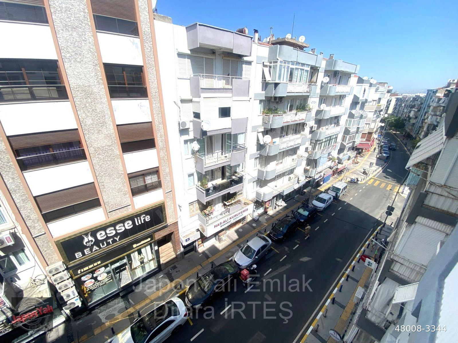 Balçova Ata Caddesi Üzerinde Asansörlü 3+1 Satılık Daire
