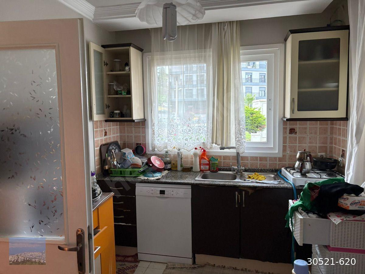 Narlıdere’de merkezde site içinde doğalgazlı önünde toplu ulaşım olan satılık daire 2 + 1