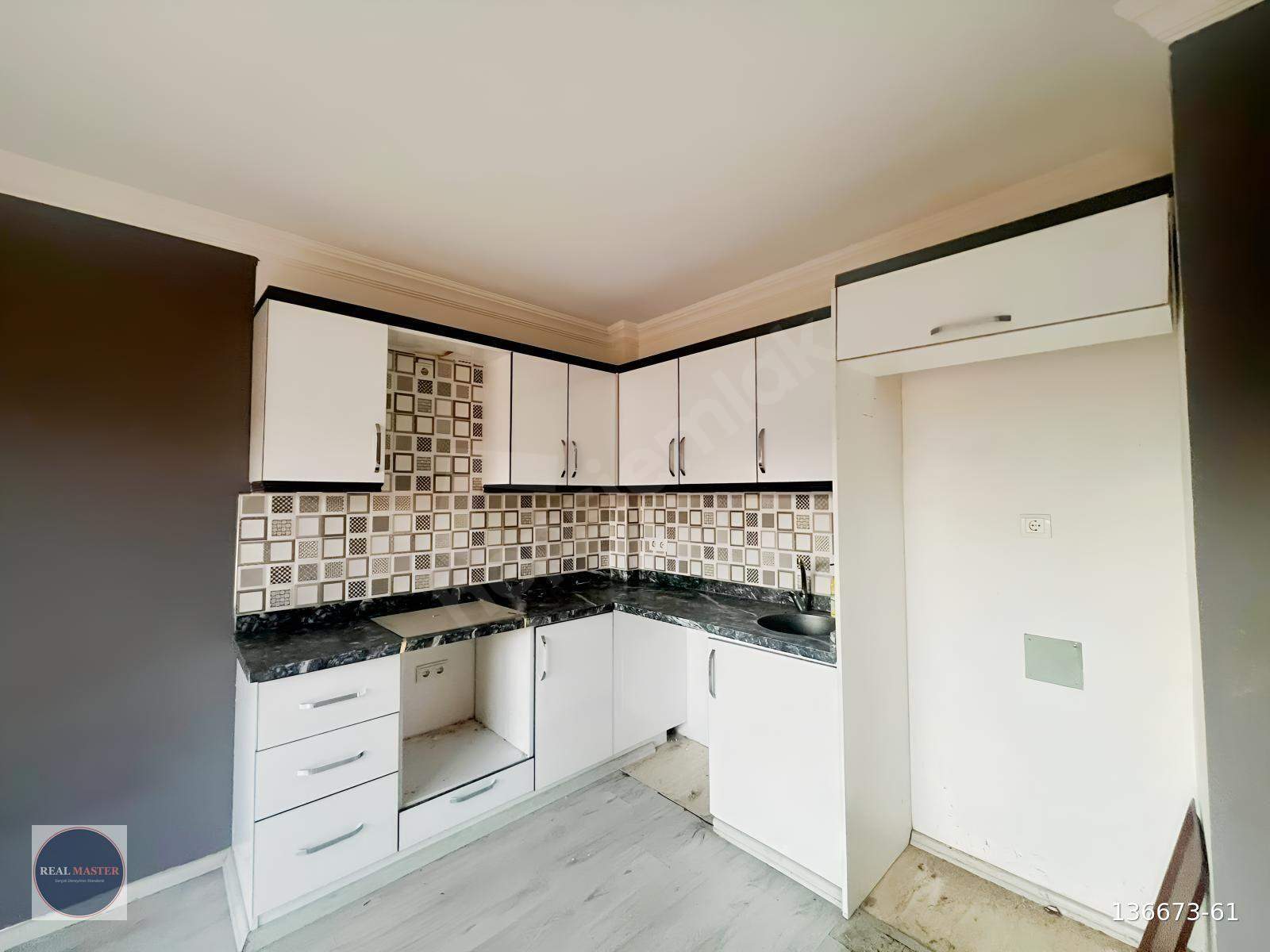 MUMCULAR MERKEZDE GENİŞ BAHÇE KULLANIMLI 1+1 SATILIK DAİRE