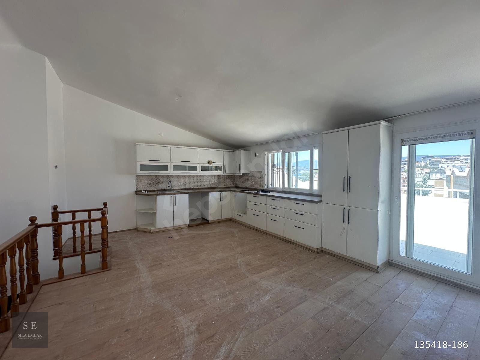 Sahile 50m, Havuzlu Sitede Deniz Manzaralı Dubleks Daire