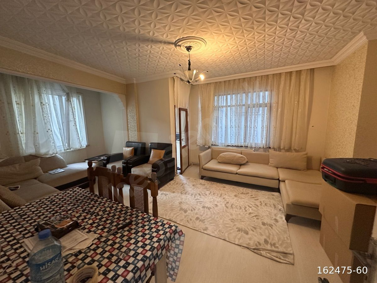 İSKANLI METROBÜSE 5 DK ARA KAT GENİŞ DAİRE GÜMÜŞPALA MERKEZDE