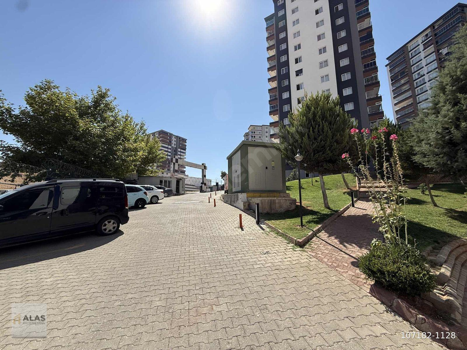 BEŞTEPEDE SİTE İÇİ ARAKAT ÖNÜ AÇIK CAM BALKONLU 3+1 DAİRE