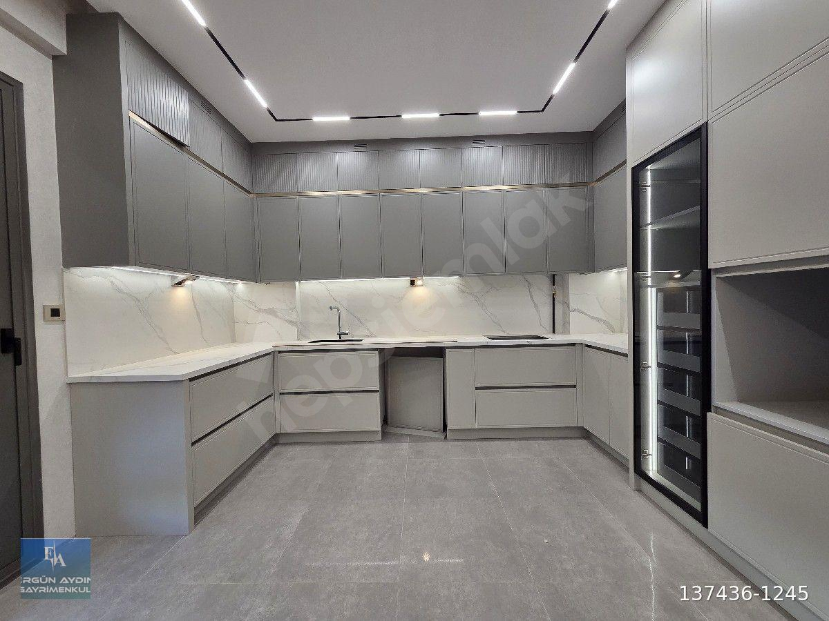 ERGÜN AYDINDAN 1200Evler'de 4+1 210m2 Havuzlu Butik Sitede Arakat Daire