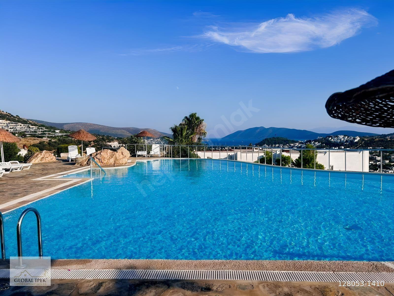 BODRUM MERKEZ'DE KALE VE DENİZ MANZARALI 3+1 BAHÇELİ KİRALIK EV