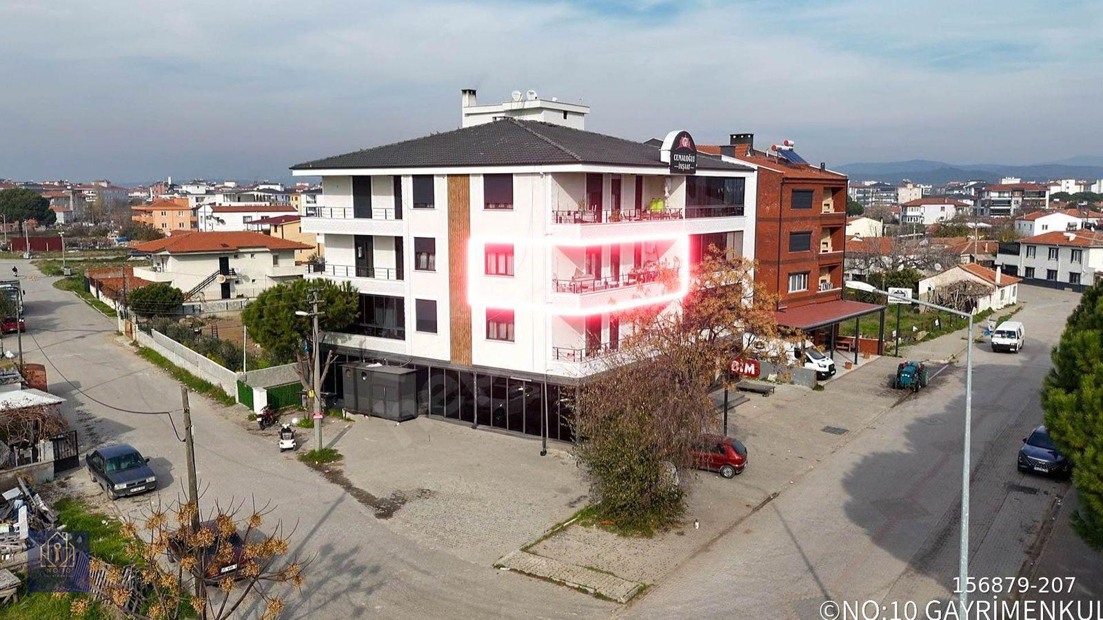 NO:10 GAYRİMENKUL’DEN – MERKEZİ KONUM, SAHİL YOLU ÜZERİ, ARA KAT KÖŞE 3+1 AÇIK MUTFAK