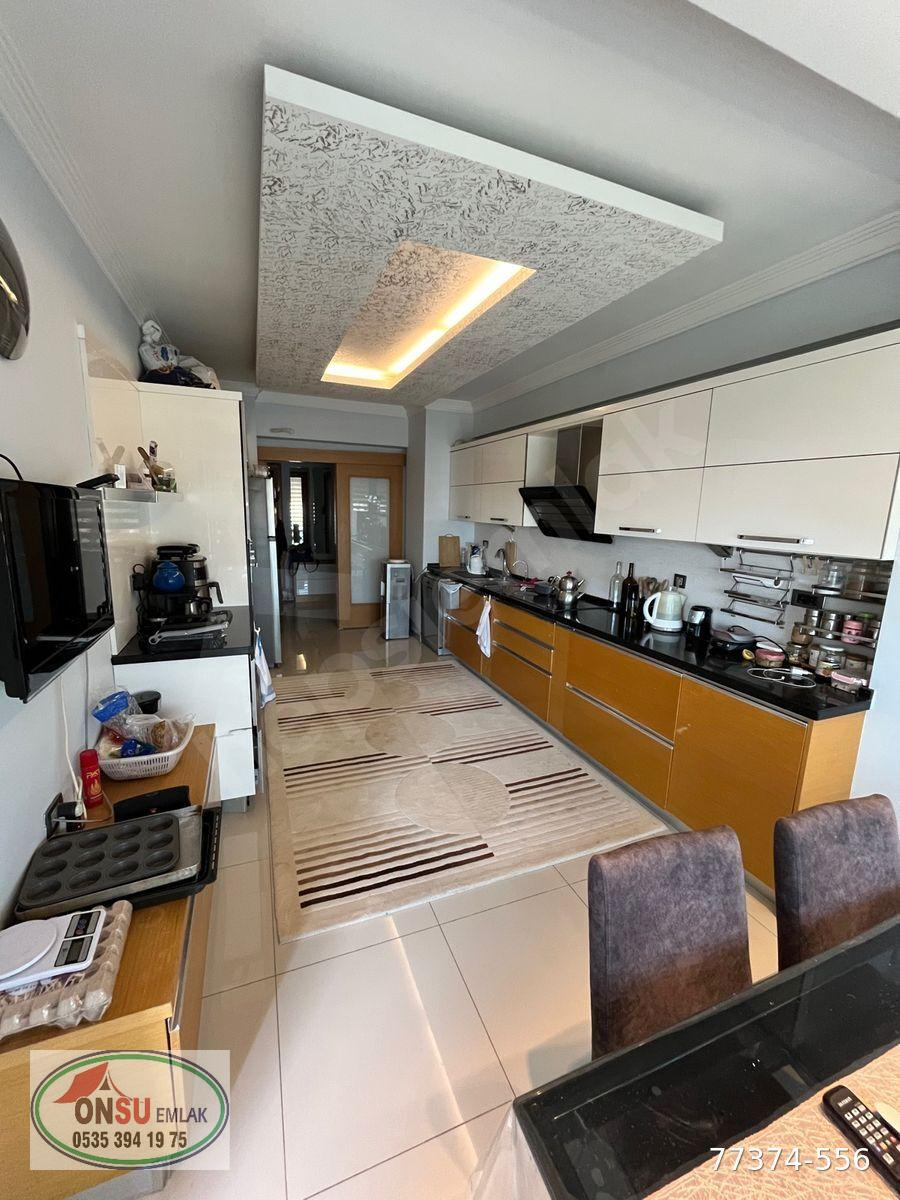 Bayraklı cadde üzeri geniş büyük daire isteyene satılık 185m2 daire