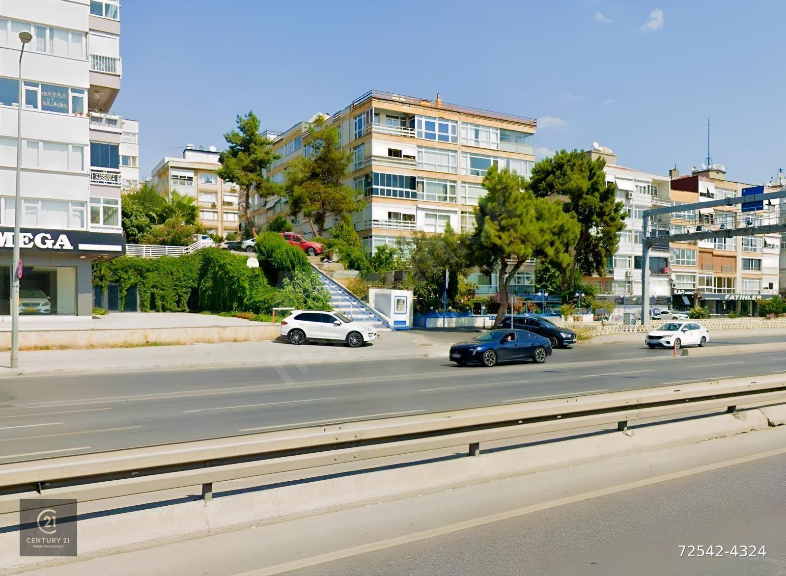BAKIRKÖY SAHİLDE DENİZ VE PARK MANZARALI GENİŞ 4+1 KİRALIK DAİRE