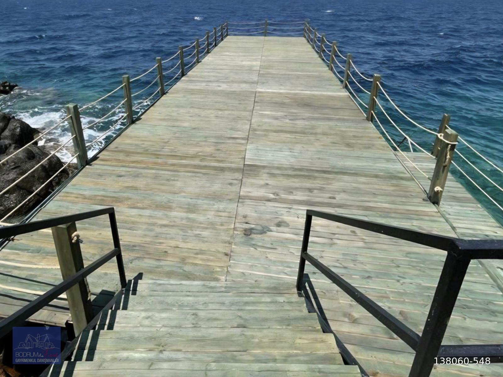 Bodrum Gündoğan İskeleli Havuzlu Site Deniz Manzaralı Bahçeli