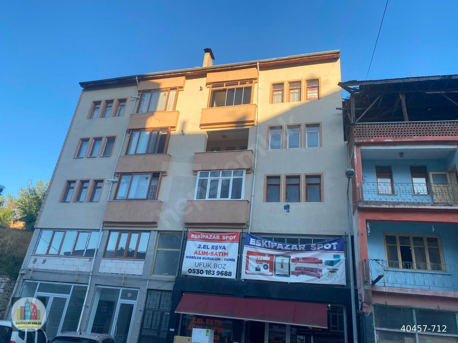 ESKİPAZAR ÇARŞI MERKEZİ CAMİ CADDESİNDE KOMBİLİ 3+1 SATILIK DAİRE