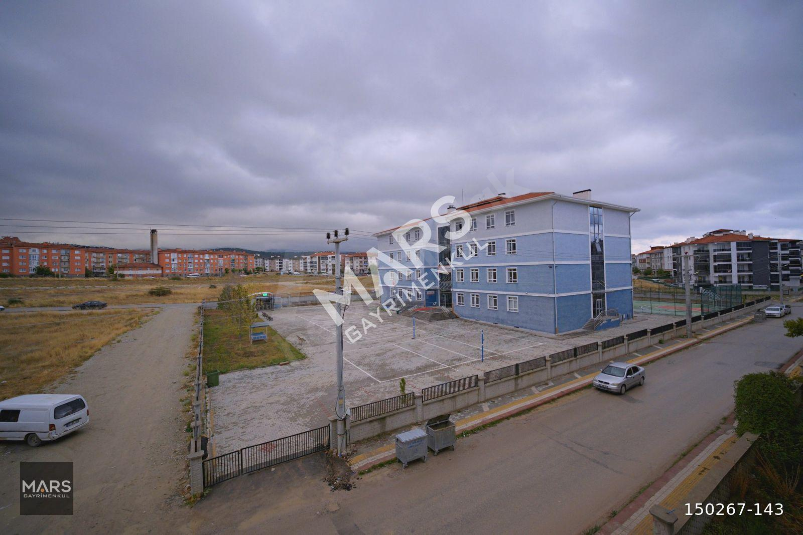 Mars'tan Zafertepe'de Halil Akkaş Stadına Yakın Konumlu Satılık 2+1 Daire