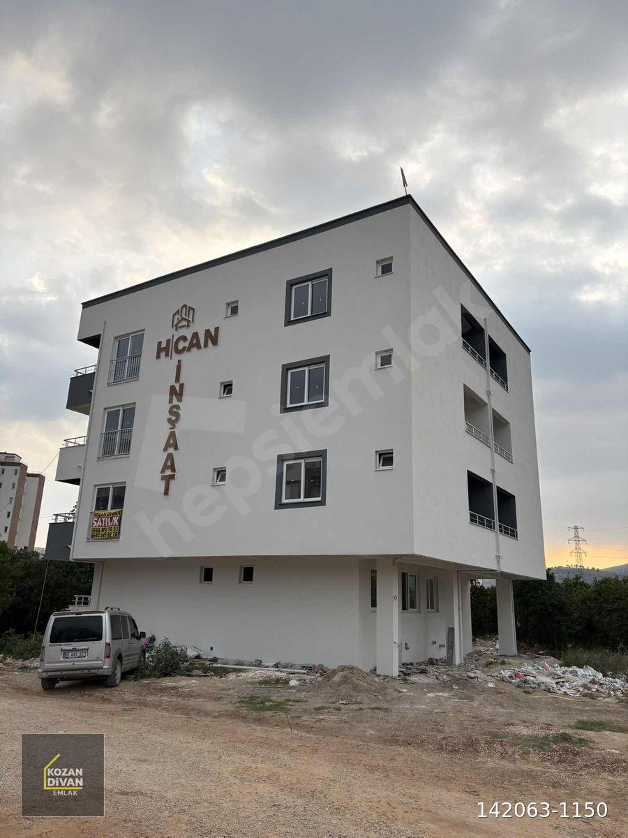 KOZAN DİVAN EMLAK'TAN ADLİYEYE KOMŞU SIFIR AZ KATLI 2+1