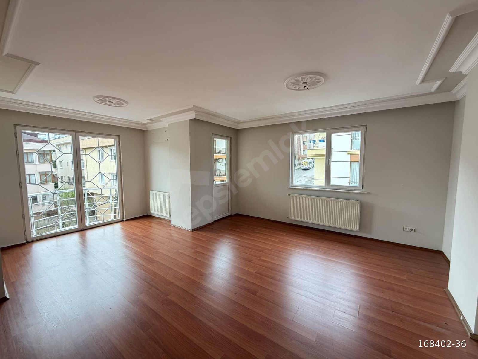 İÇERENKÖYDE MERKEZi KONUM KİRALIK130M2 3+1 ARAKAT BALKONLU DAİRE