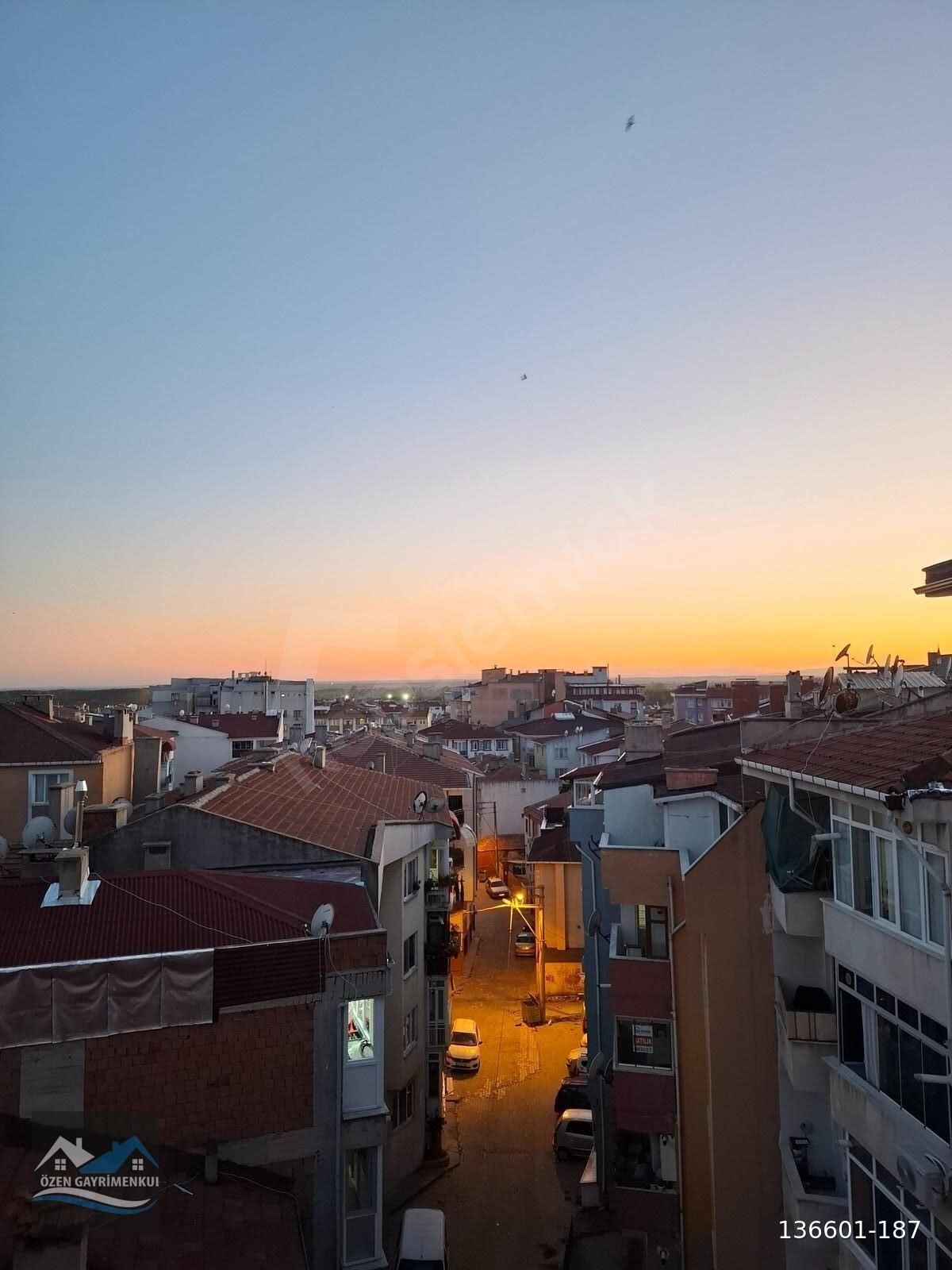 MERKEZİ KONUMDA FERAH MANZARALI BALKONLU EŞYALI KİRALIK DAİRE