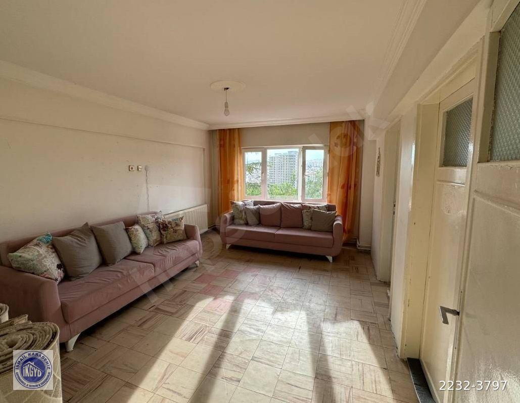KARARGAHTEPE'DE CADDE ÜZERİ 2+1 EŞYALI KİRALIK DAİRE