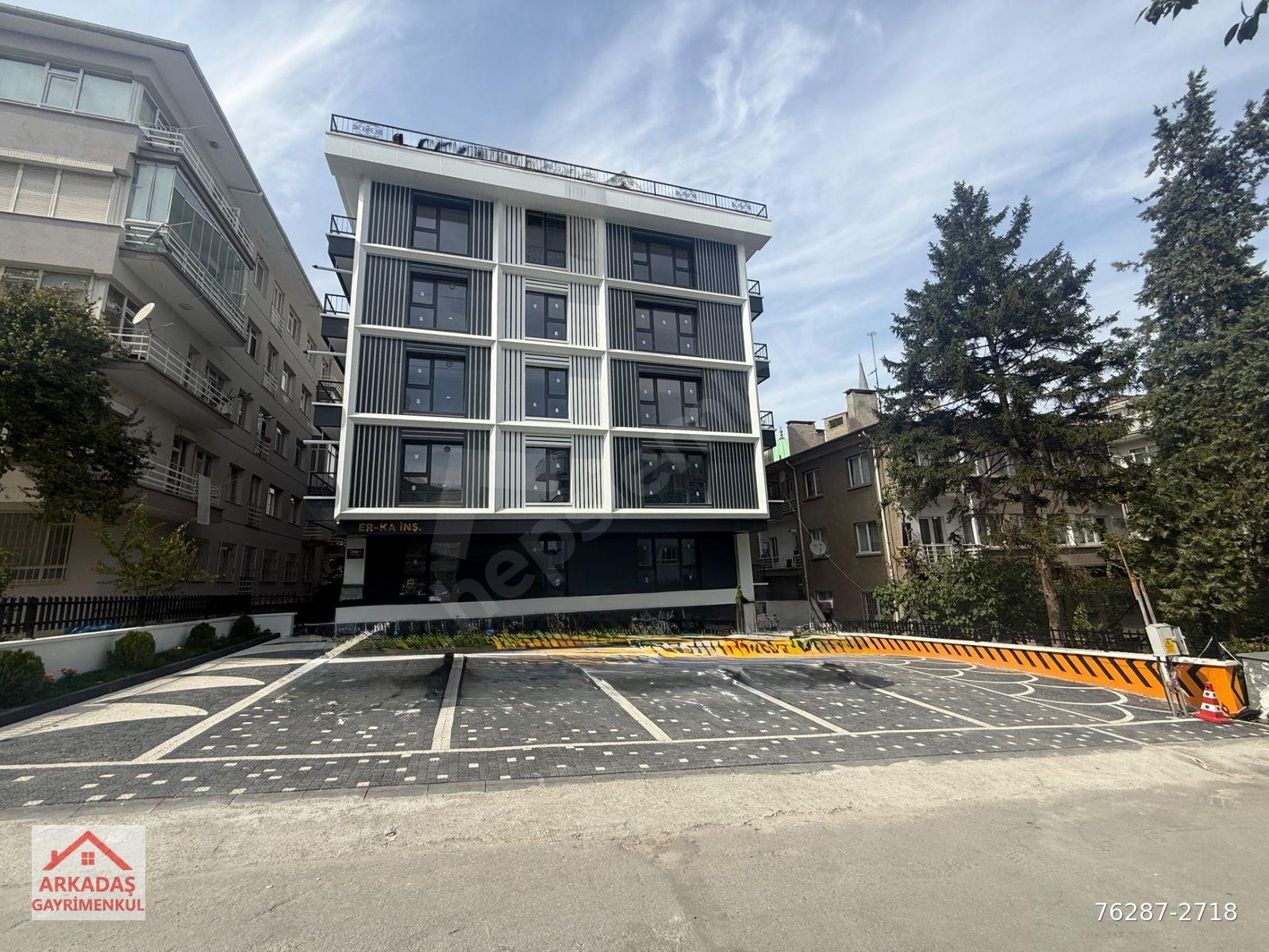 NEYZEN TEFİK DE KAT KONUMUNDA YÜKSEK GİRİŞ BALKONLU 2+1 BAĞIMSIZ MUTFAKLI