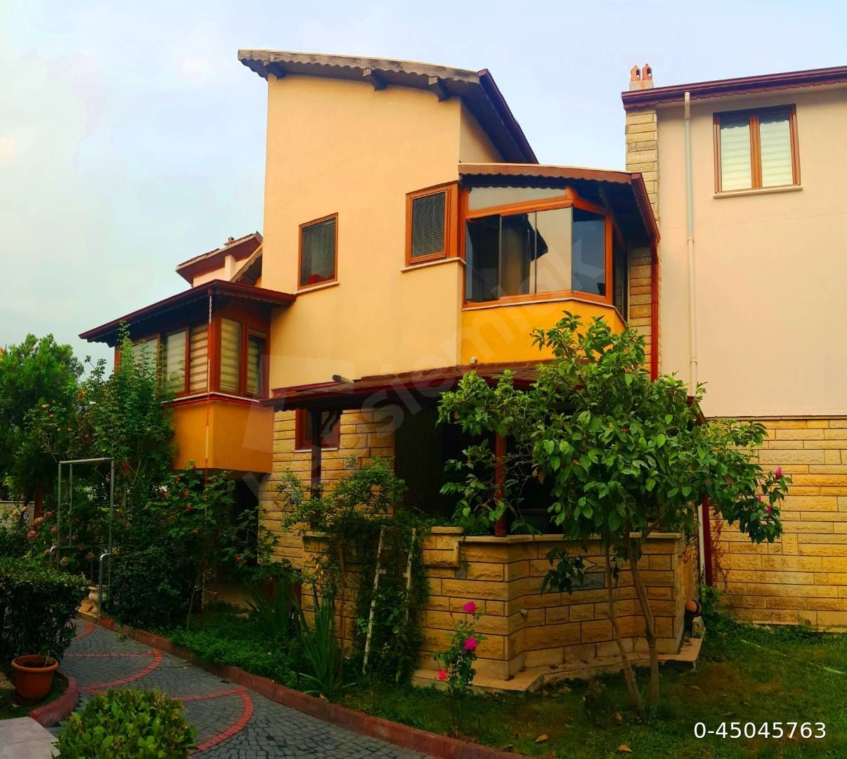Akçakoca Barış Tatil Sitesi'nde Güvenlikli Denize Sıfır Kiralık Tripleks Daire