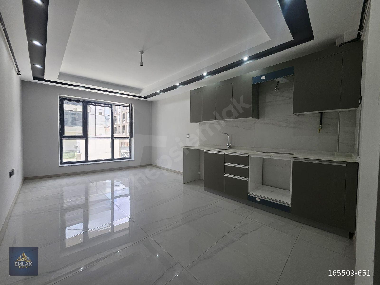 ÇAMLICA MAHALLESİNDE SATILIK LÜKS 1+1 DAİRE