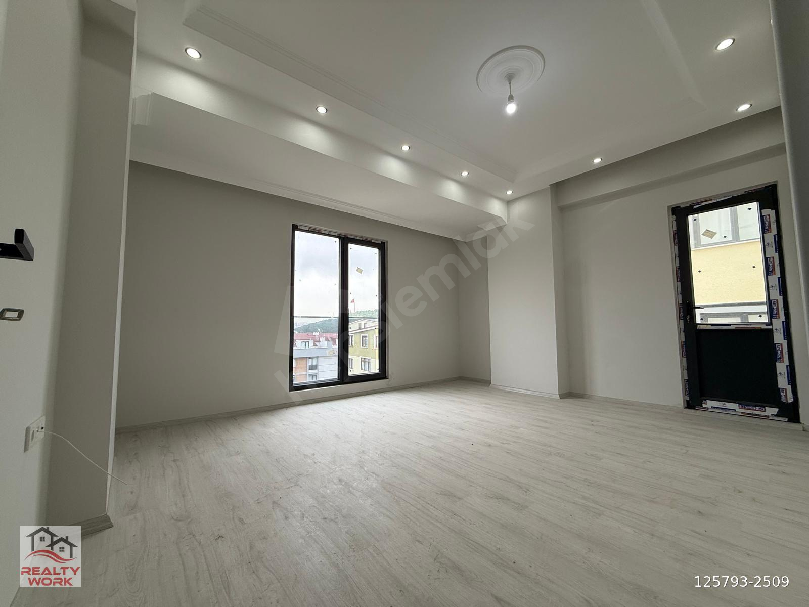 KREDİ SIKINTISI YOK,KAPALI OTOPARKLI SIĞINAKLI2+1 ARA KAT DAİRE