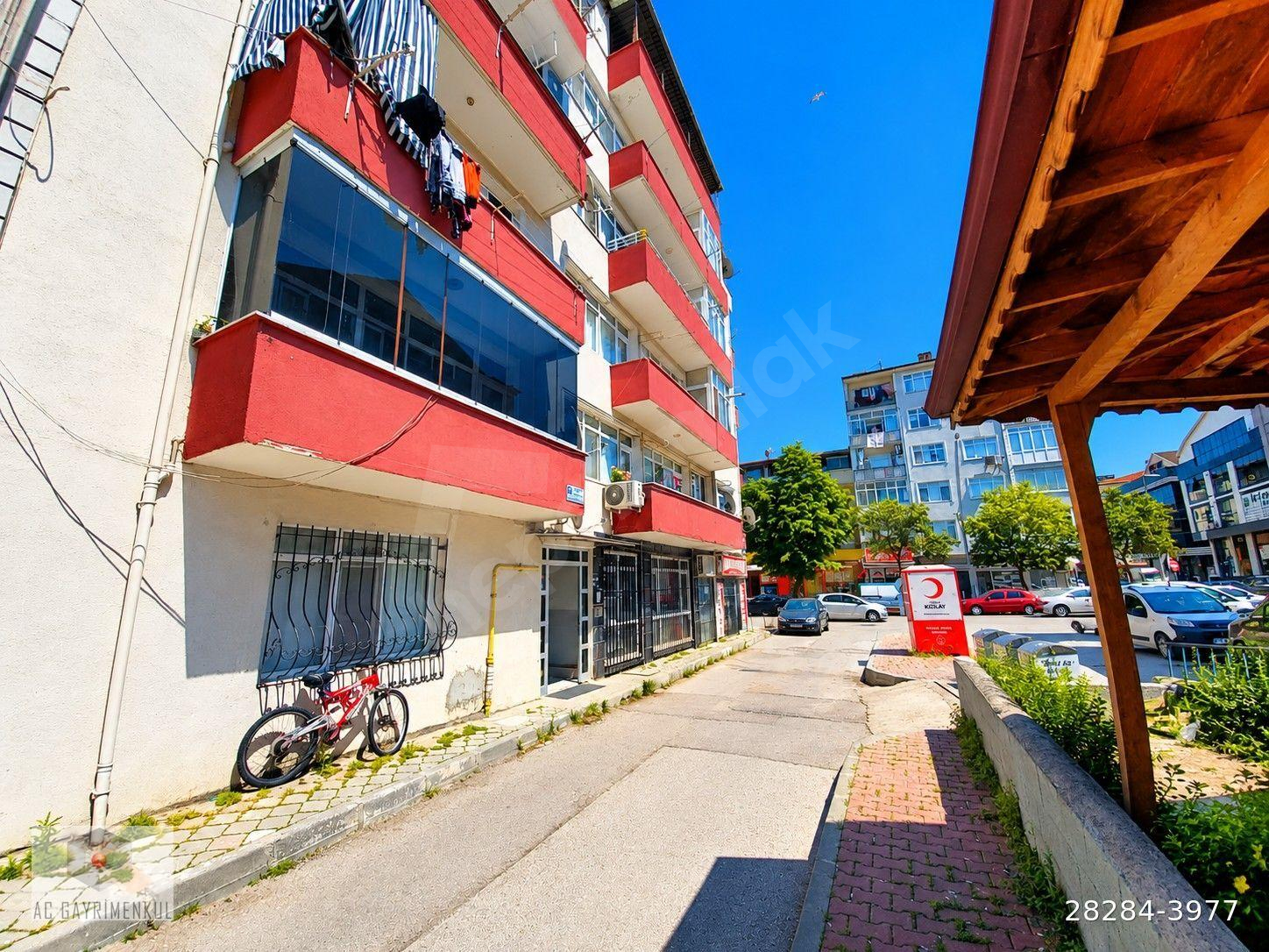 Gölcük Merkezde Geniş Kullanımlı, 2 Balkonlu, 3+1 Ara Kat Daire