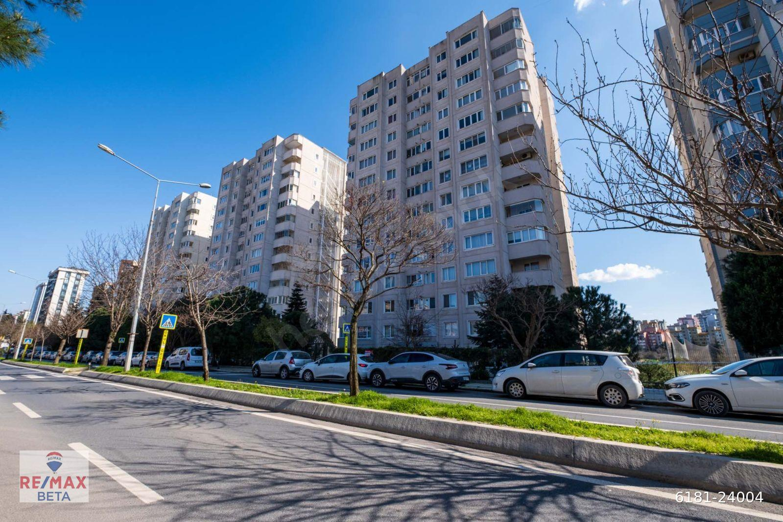 ATAŞEHİR UĞURKENT SİTESİ'NDE, ARA KAT, CADDE ÜZERİ 130 M2 ARA KAT 3+1