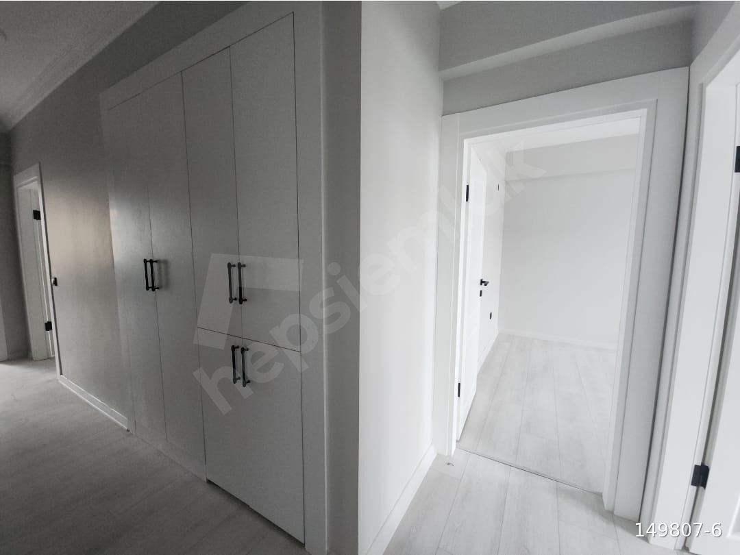 AKYAZIDA MERKEZİ KONUMDA GENİŞ 4+1 SATILIK DAİRE