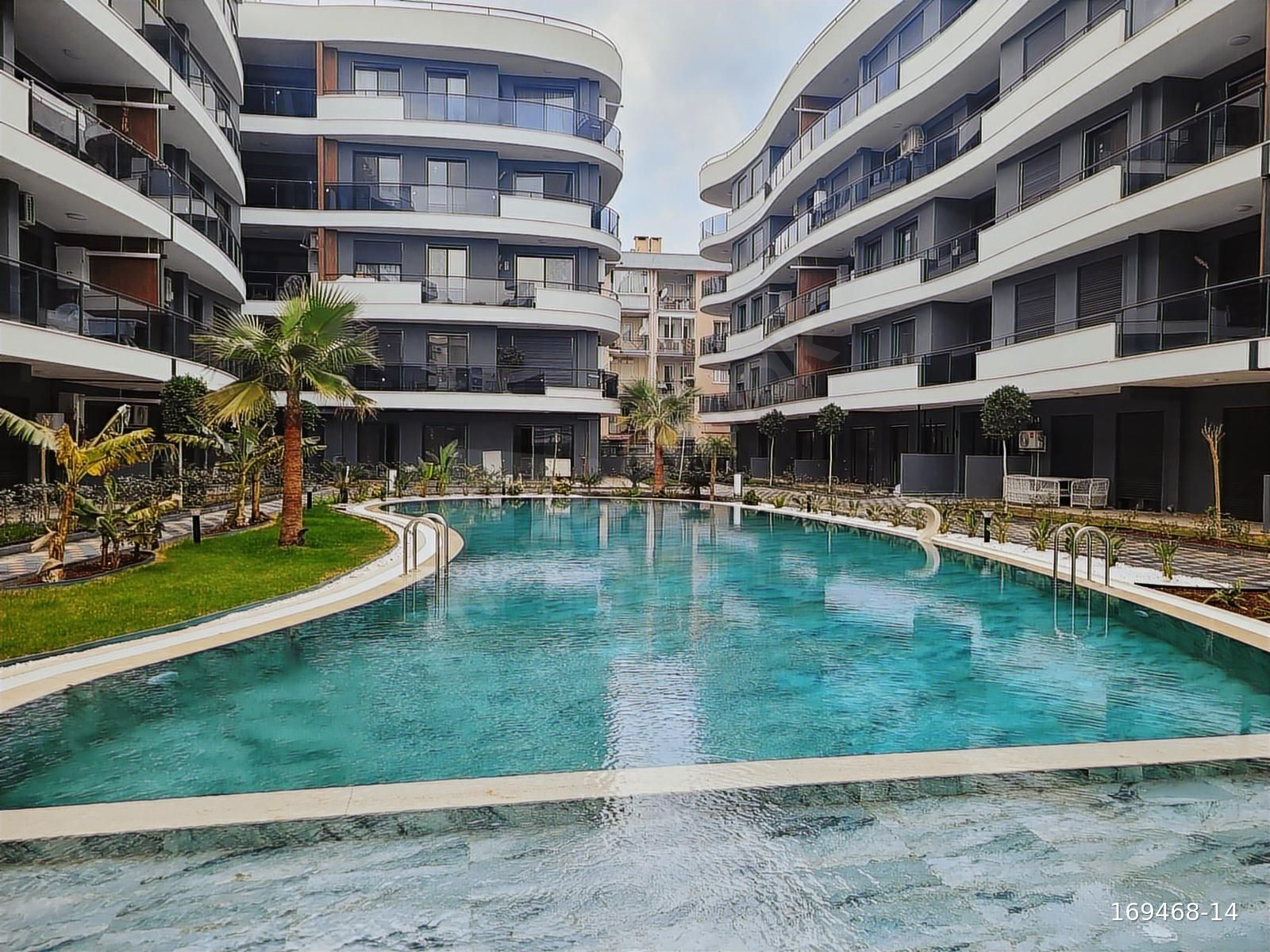 Kuşadası Kadınlar Denizi'nde Sıfır Kiralık 2+1 Daire Havuz Mnz.