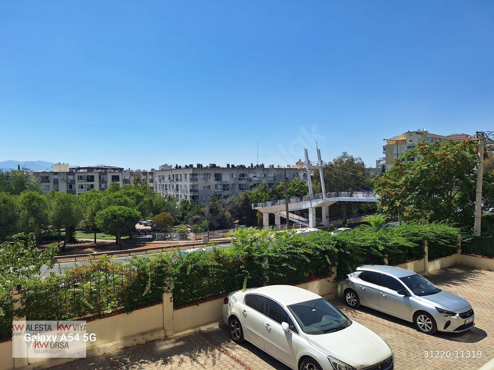Emek'te Panoramik Manzaralı Geniş Bahçe & Otoparklı Köşe 3+1