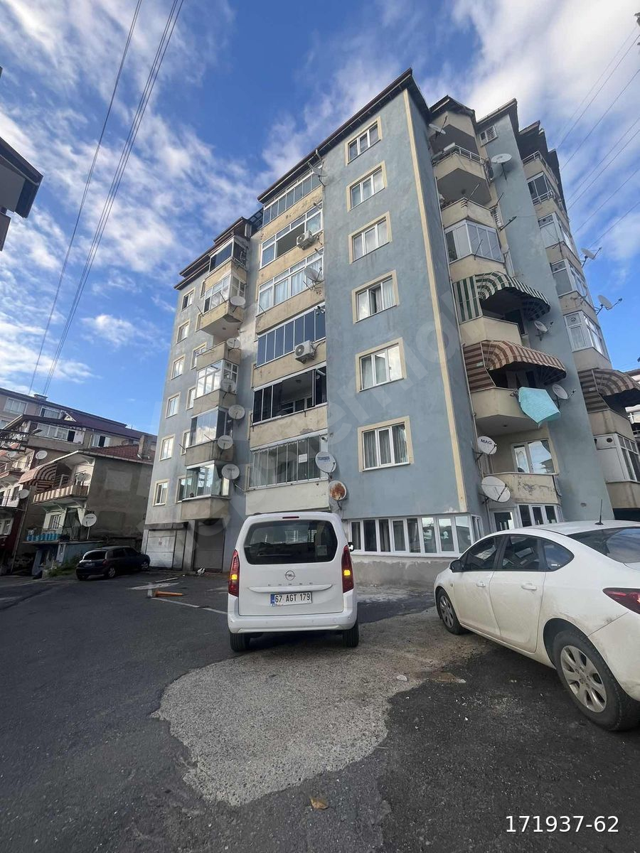 BAĞLIK'TA ÇARŞIYA PAZARA BELEDİYEYE YAKIN SATILIK 2+1 DAİRE