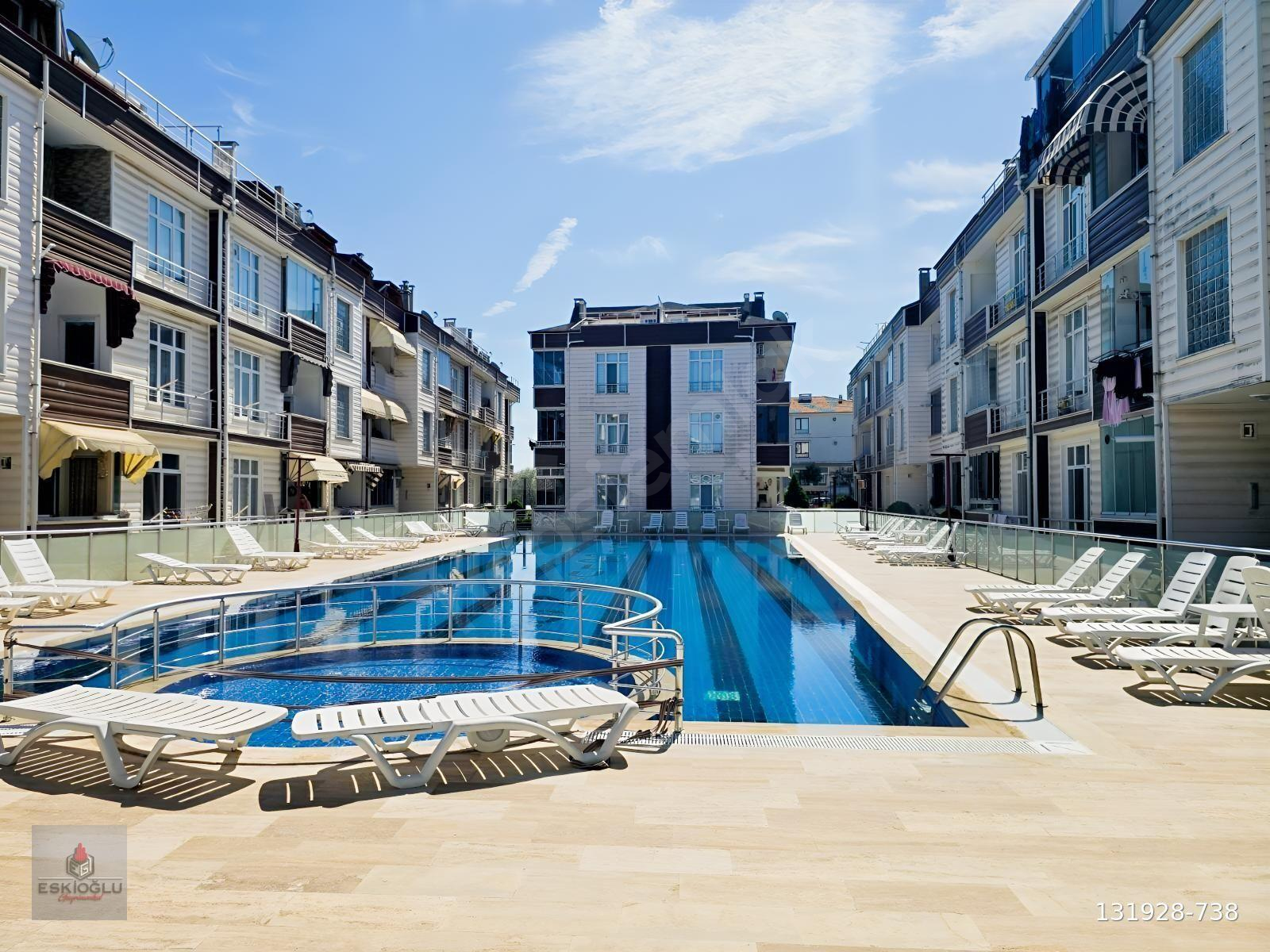 DENİZE YAKIN HAVUZLU SİTEDE EŞYALI ÖNÜ AÇIK 2+1 DUBLEKS DAİRE