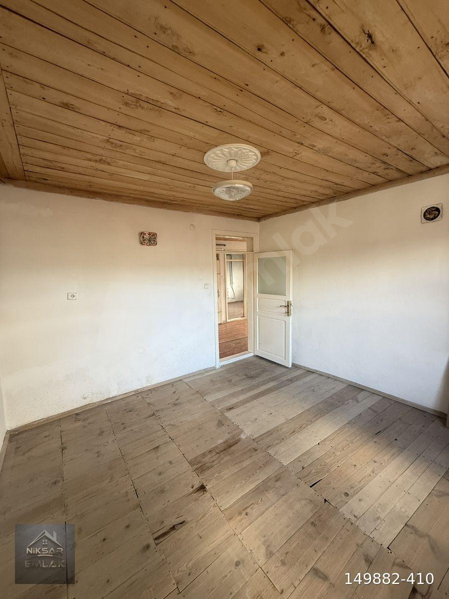 NİKSAR EMLAK’TAN ŞEHİR MERKEZİNDE KİRALIK 2+1 DAİRE