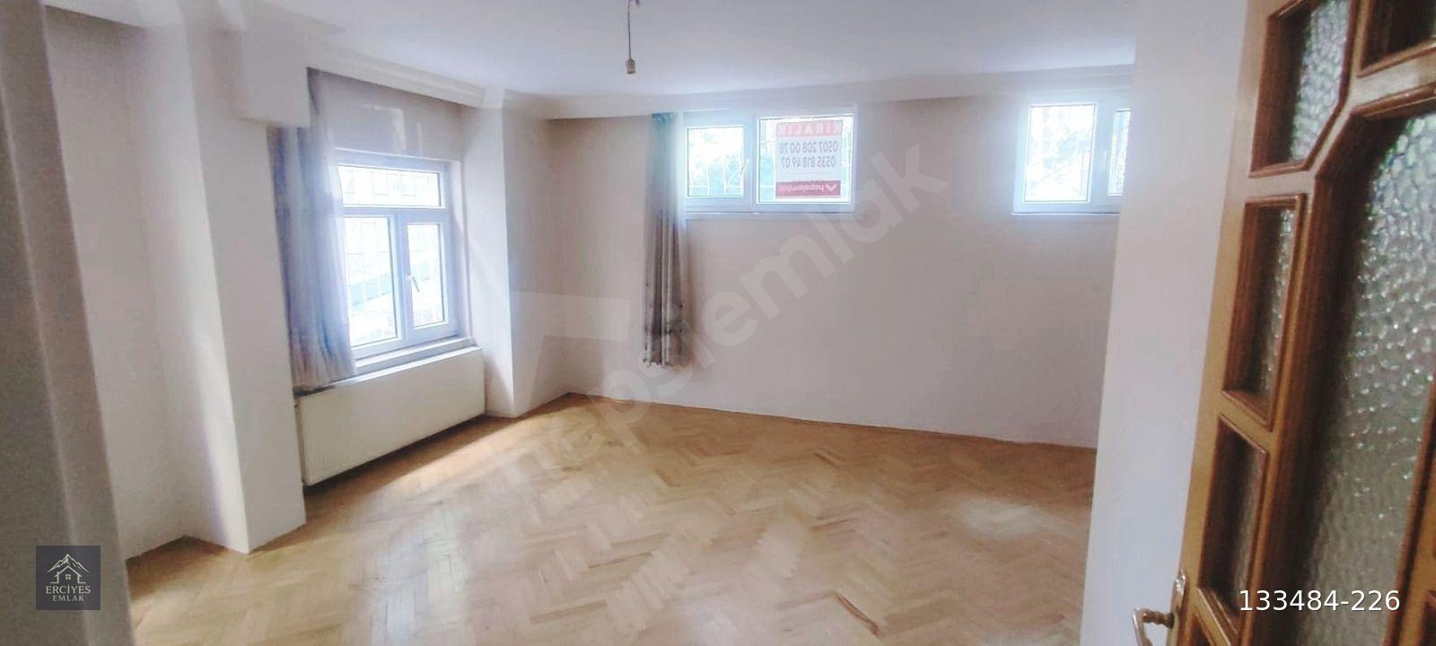 YENİMAHALLE DAMLADOL SOKAKTA ERCİYES EMLAKTAN 3+1 BAĞIMSIZ SALONLU YAPILI KİRALIK KOTTA DAİRE