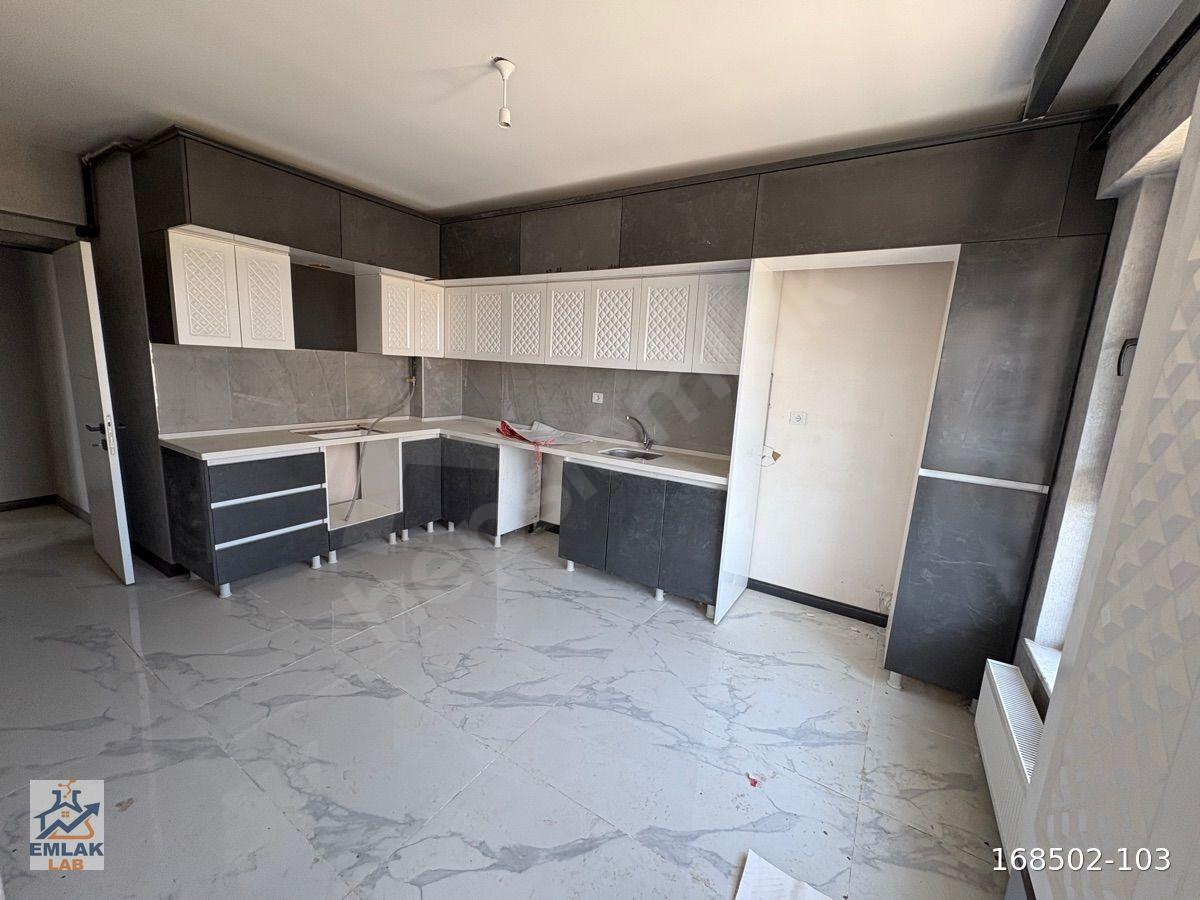 EMLAK LAB’tan İstiklal Mahallesi’nde ara kat full yapılı 3 + 1 daire
