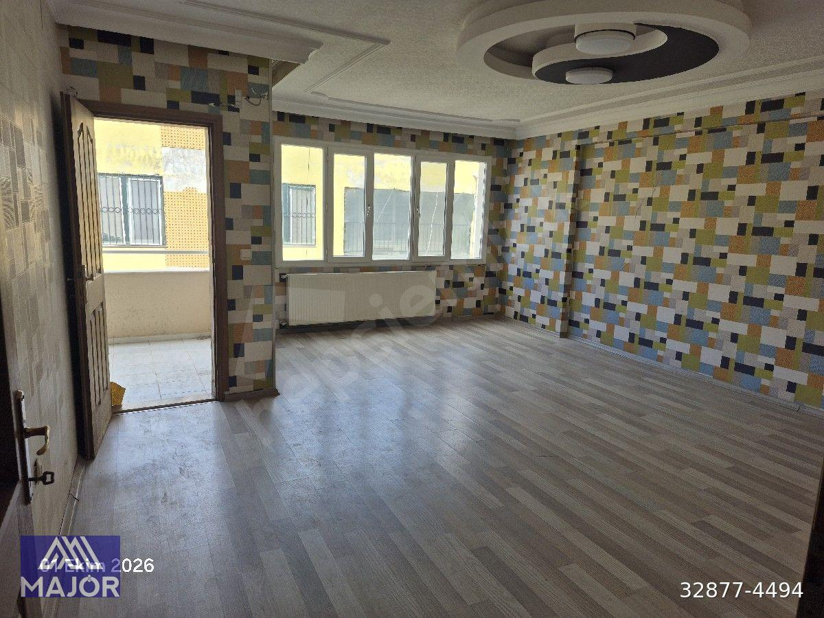 İskenderun şehir merkezinde kiralık doğalgazlı 180m2 daire.