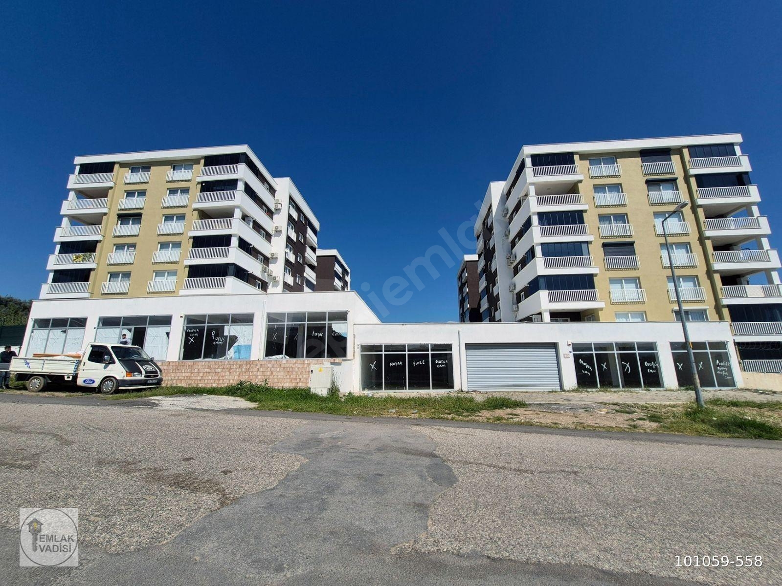 YILDIZTEPE MAH.'DE HAVUZLU SİTE İÇİNDE ARA KAT 3+1 SATILIK DAİRE